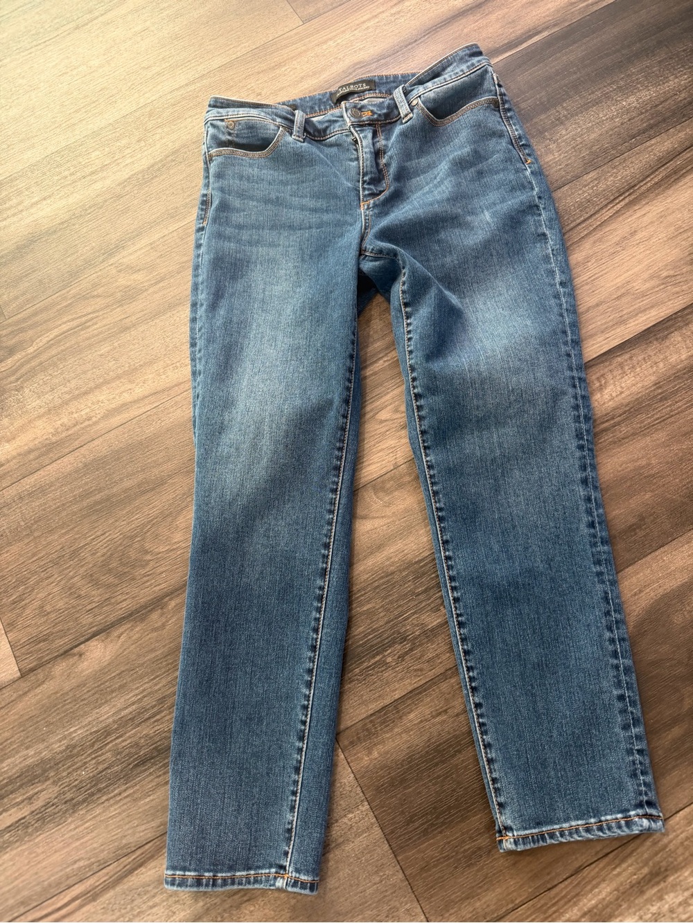 ✨ Talbots Flawless Five-Pocket Crop Jeans
Size 2 | Crop Length | Stretch Comfort